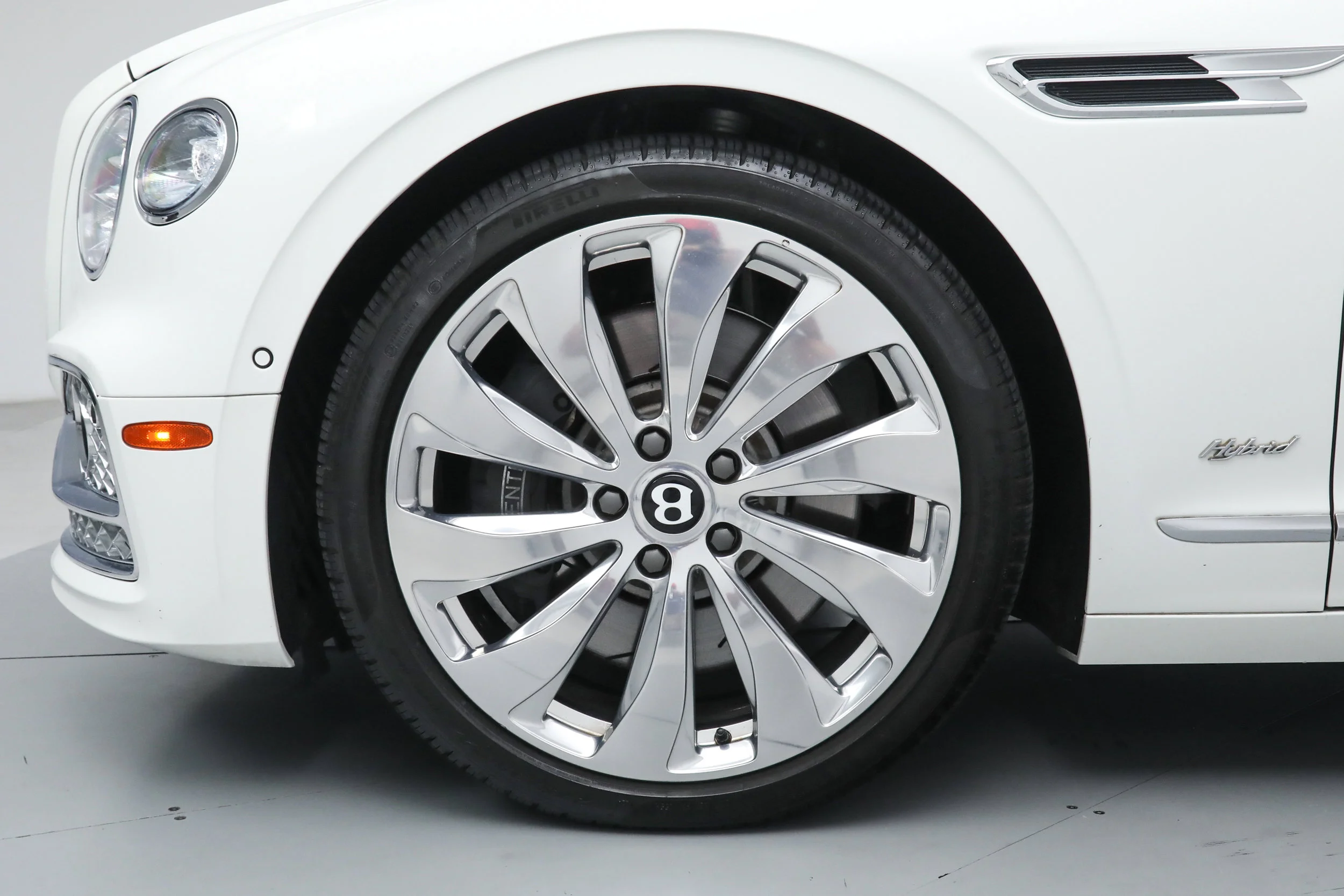 Used 2022 White Bentley  image 42