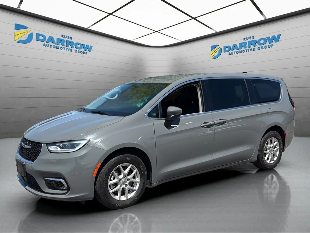 2023 Chrysler Pacifica Touring L's photo