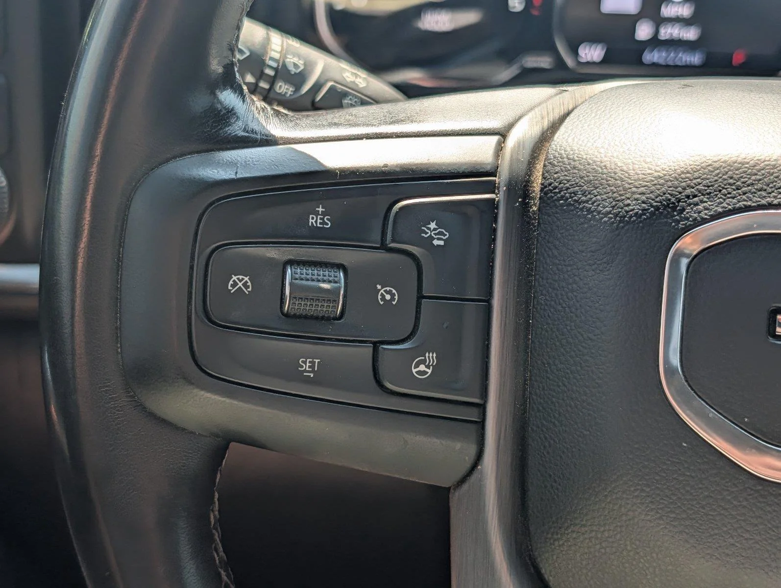 Used 2022 White Frost Tricoat GMC Denali image 25