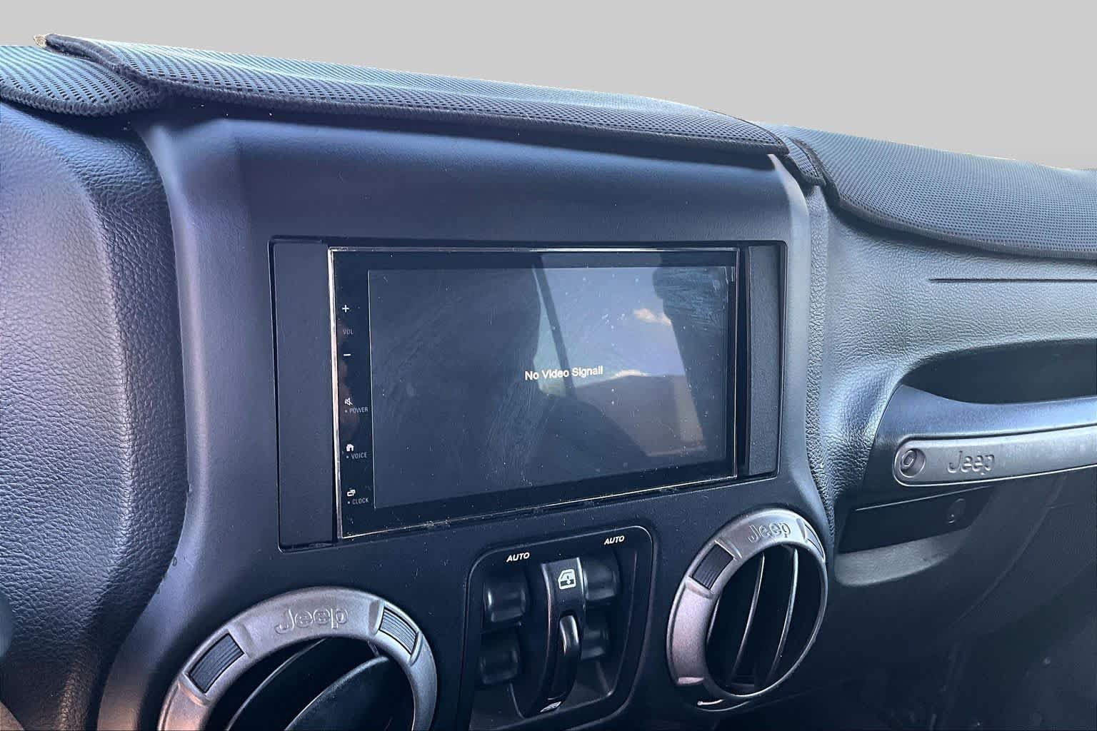 Used 2018 Black Clearcoat Jeep Sport S image 23