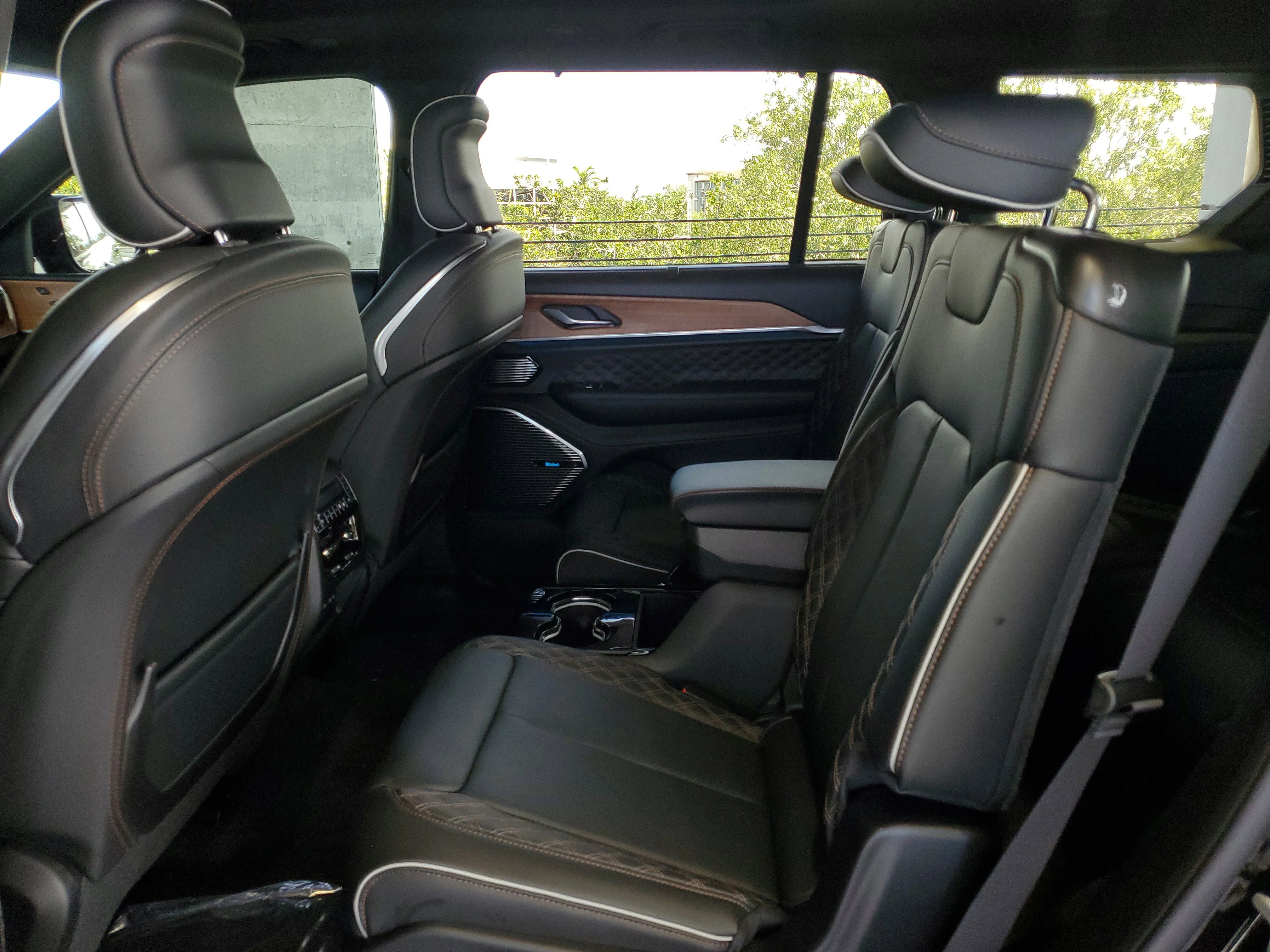 New 2026 Diamond Black Crystal Pearl-Coat Exterior Paint Jeep Summit image 8