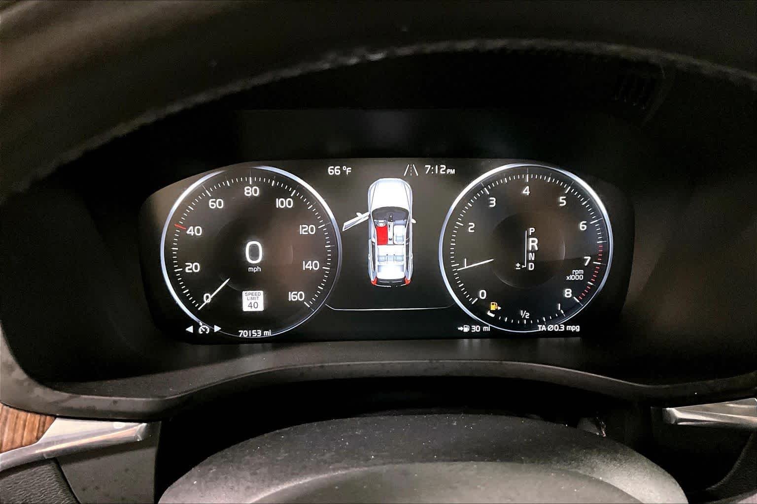 Used 2021 Onyx Black Metallic Volvo Momentum image 26