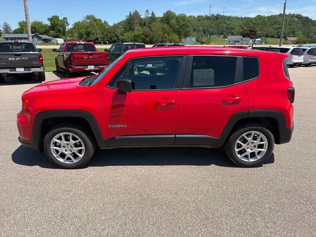 Used 2023  Jeep Latitude image 2