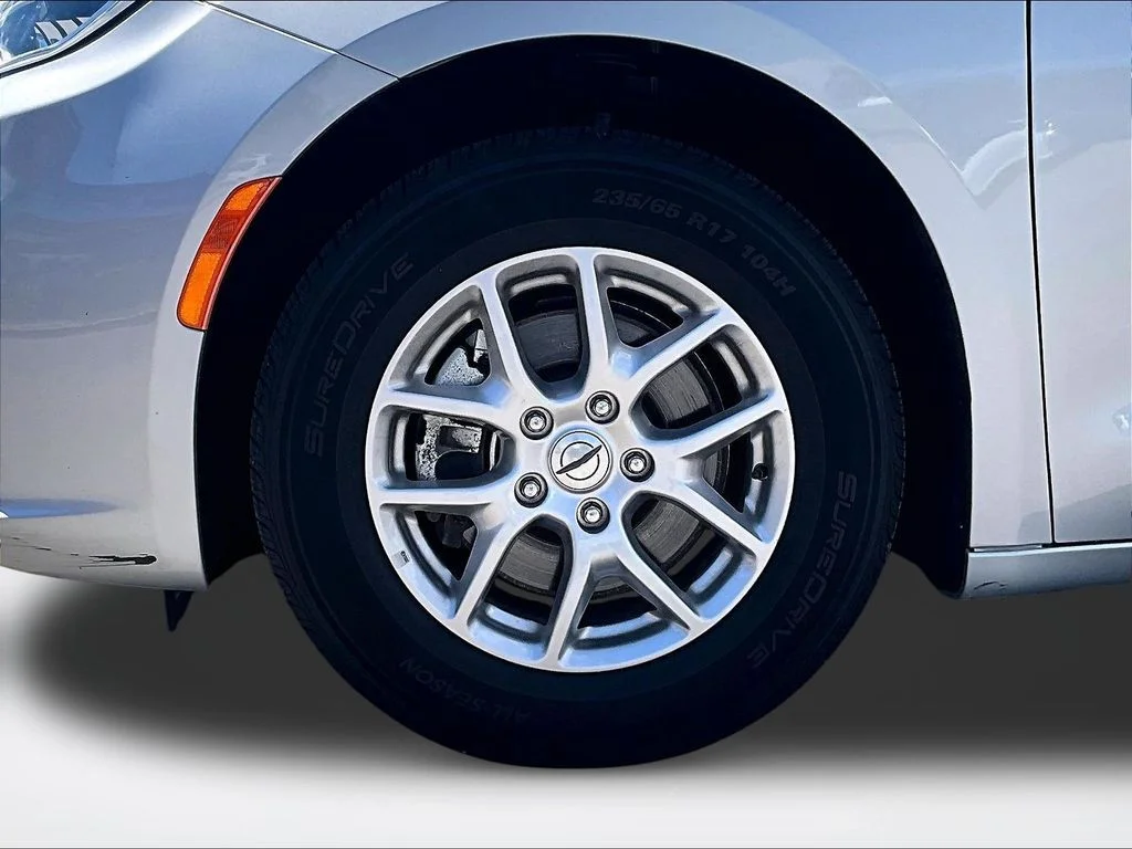 Used 2024 Silver Chrysler Touring L image 10