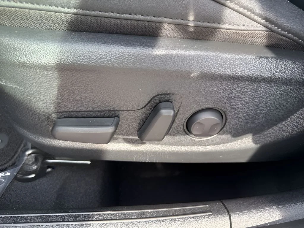 Used 2023 White Kia EX image 11