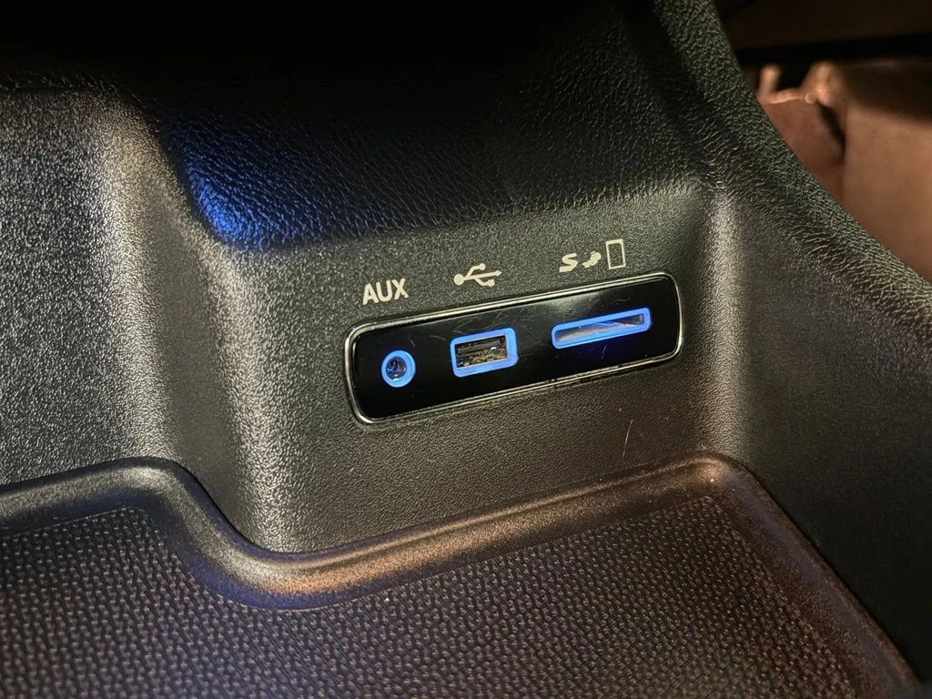 Used 2015 Black Dodge SXT image 28