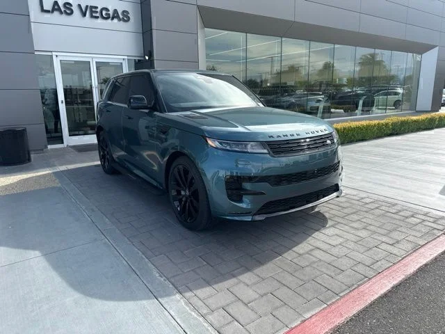 Used 2025 Green Land Rover Dynamic SE image 3