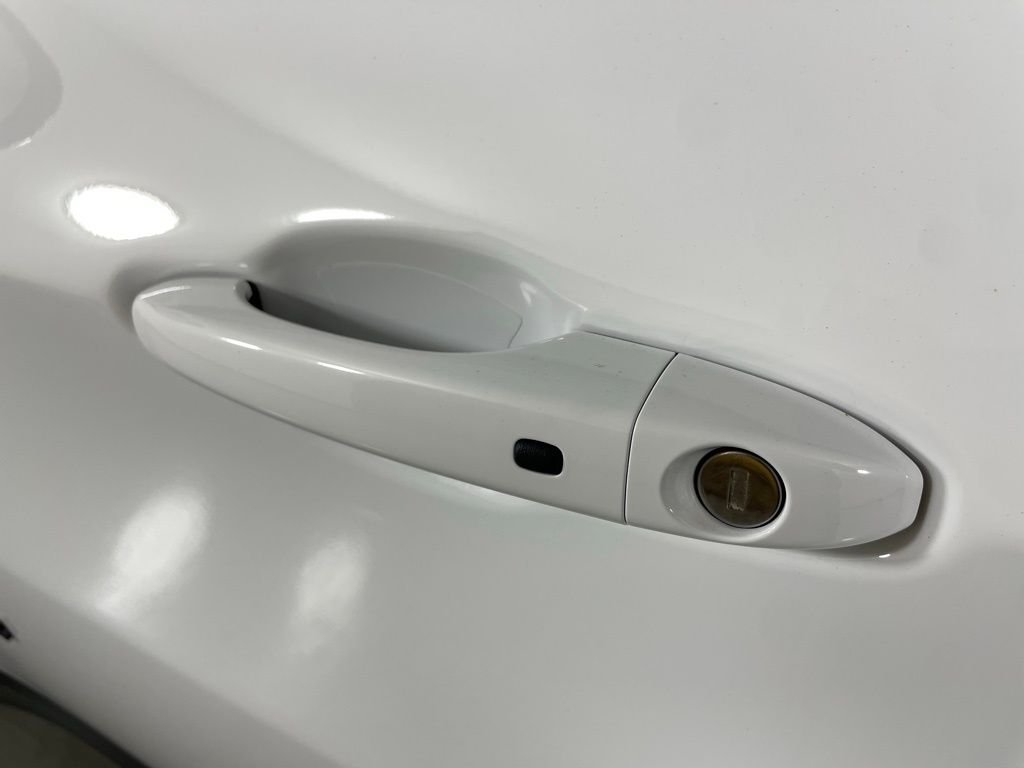 New 2026 Bright White Clearcoat Jeep Latitude image 12