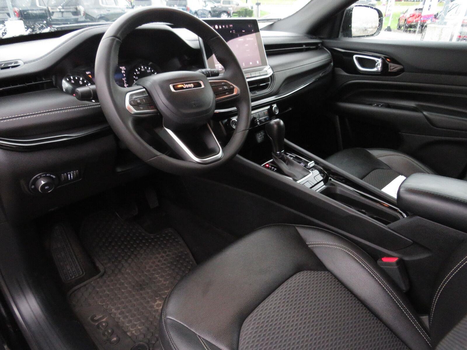 Used 2024 Diamond Black Crystal Pearlcoat Jeep Latitude image 21
