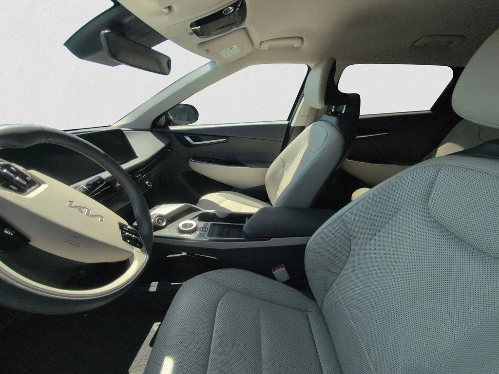 Used 2023 Black Kia Wind image 9