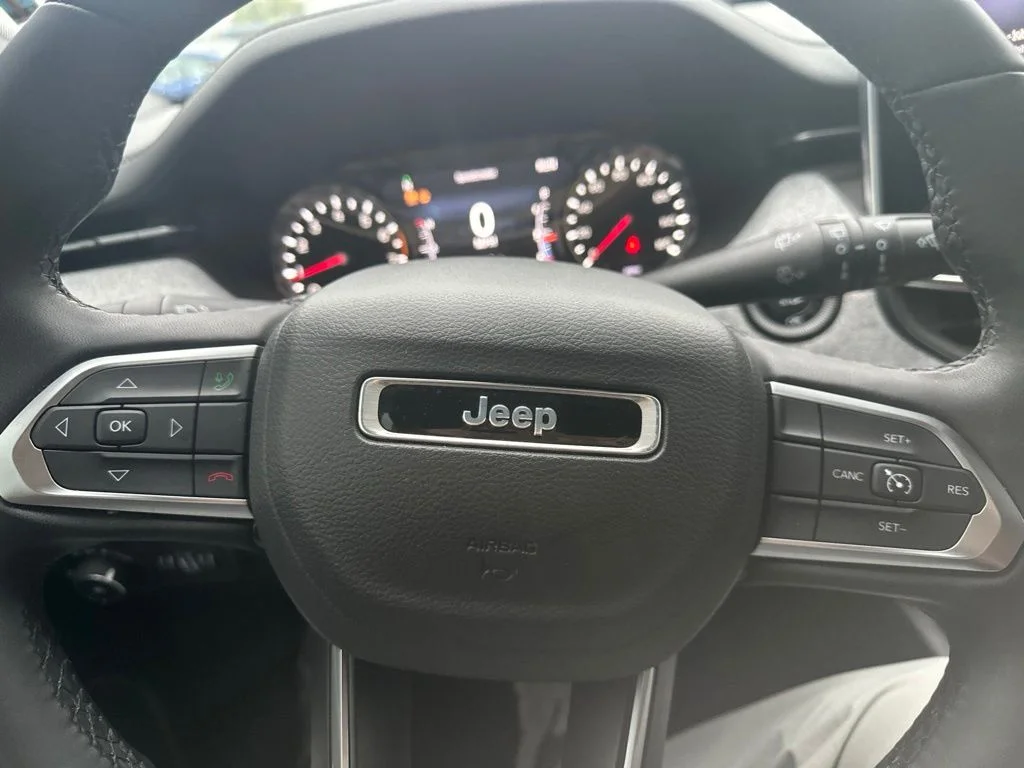 Used 2023 White Jeep Latitude image 10