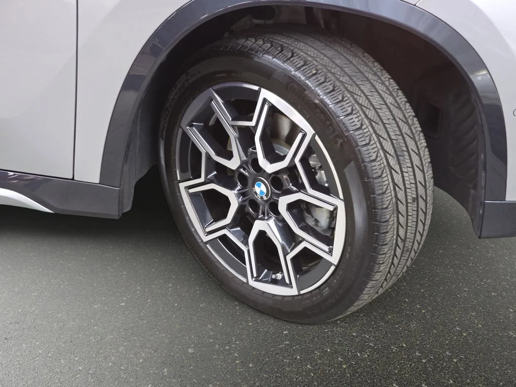 Used 2025 Silver Metallic BMW xDrive28i image 33