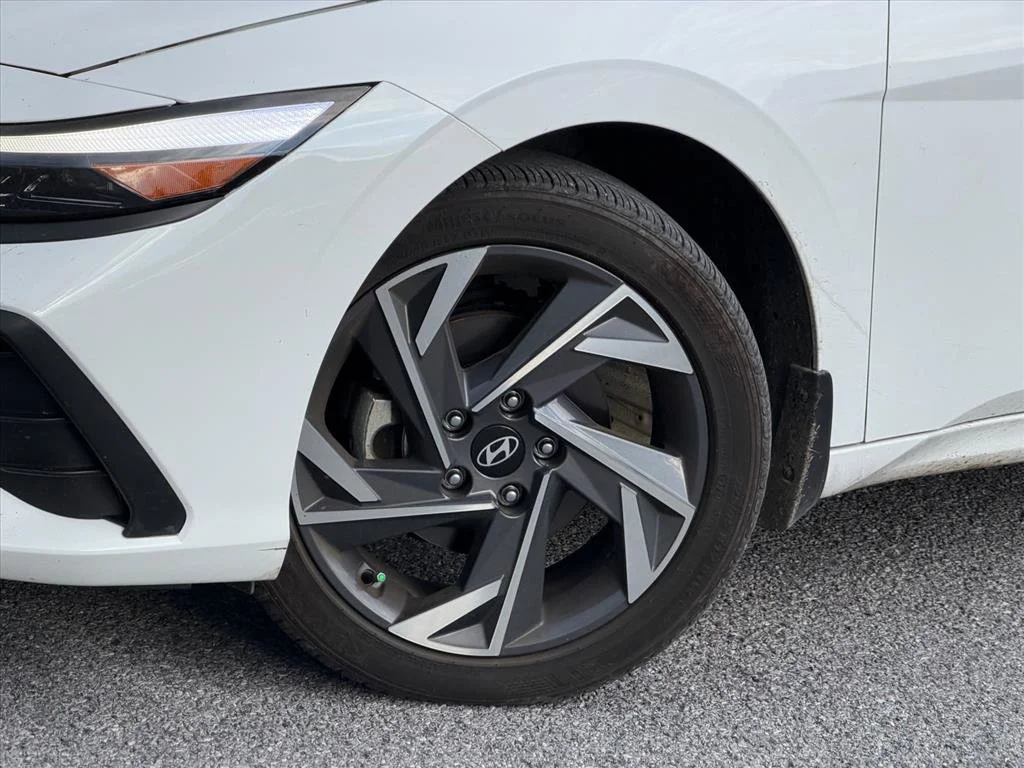 Used 2025 White Hyundai SEL Sport image 28