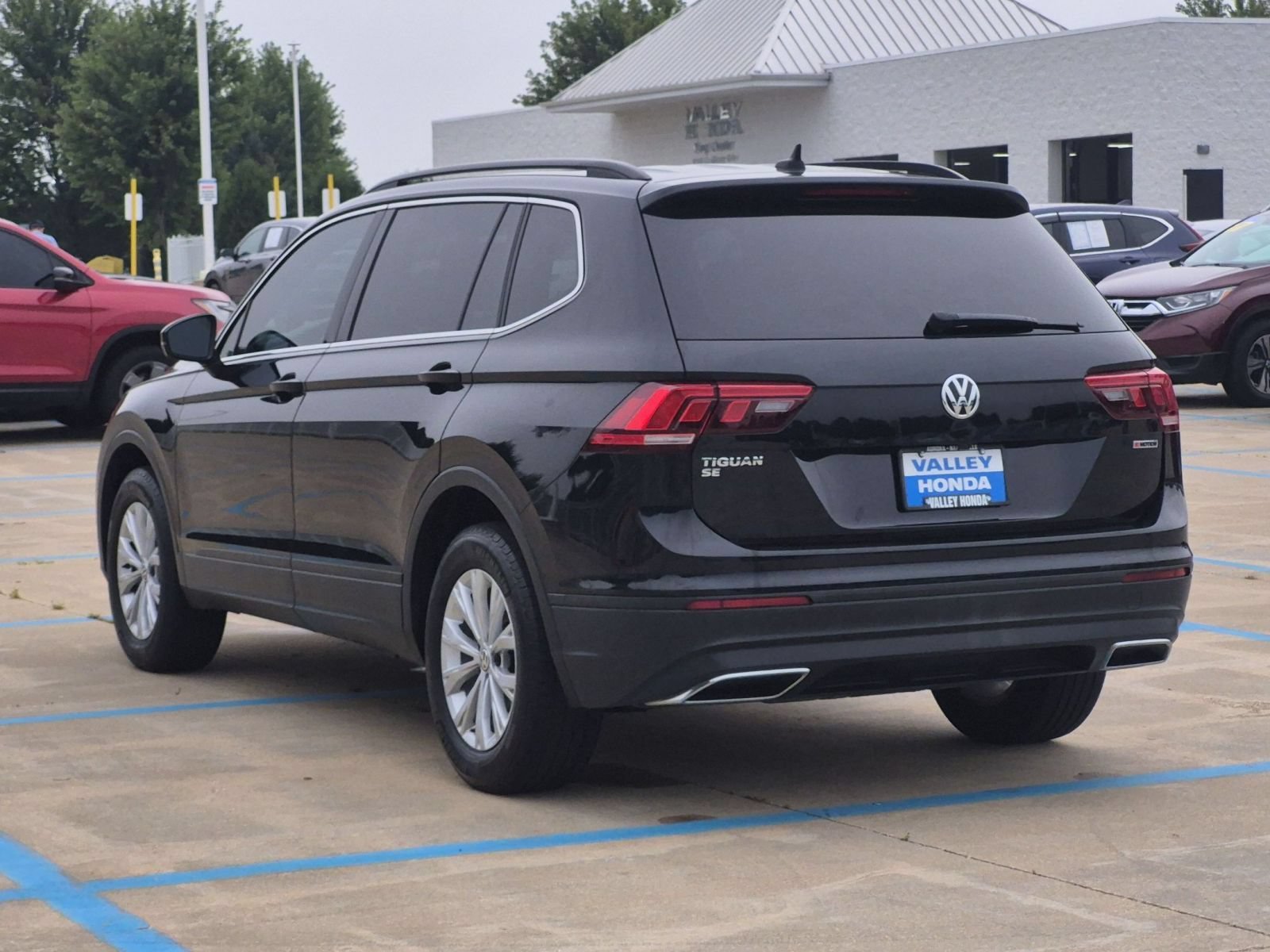 Used 2019 Deep Black Volkswagen SE image 8
