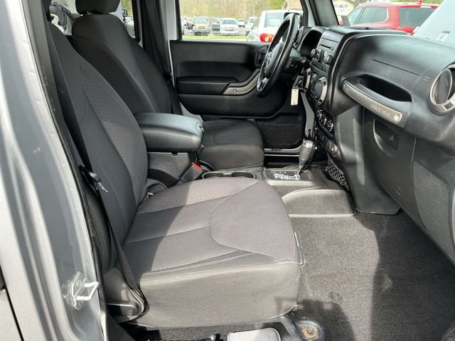 Used 2015 Silver Jeep Unlimited Sport image 25