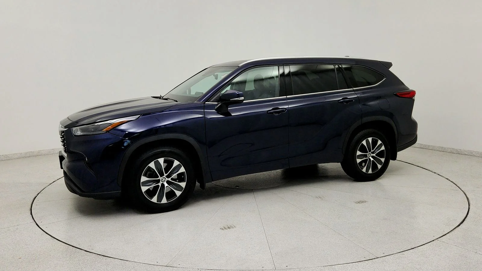 Used 2022  Toyota XLE image 3