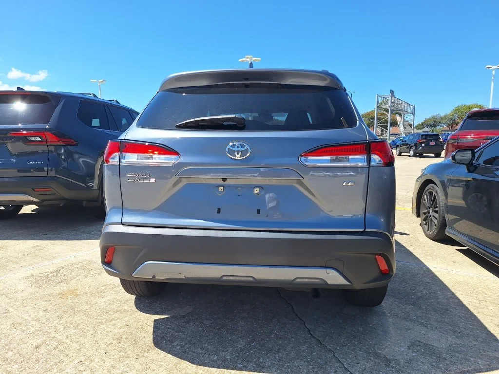 Used 2022  Toyota LE image 4