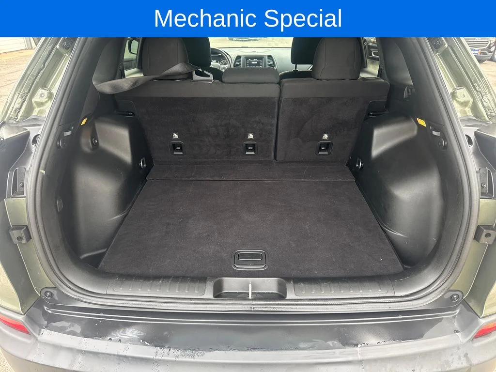 Used 2019 Green Jeep Latitude image 27
