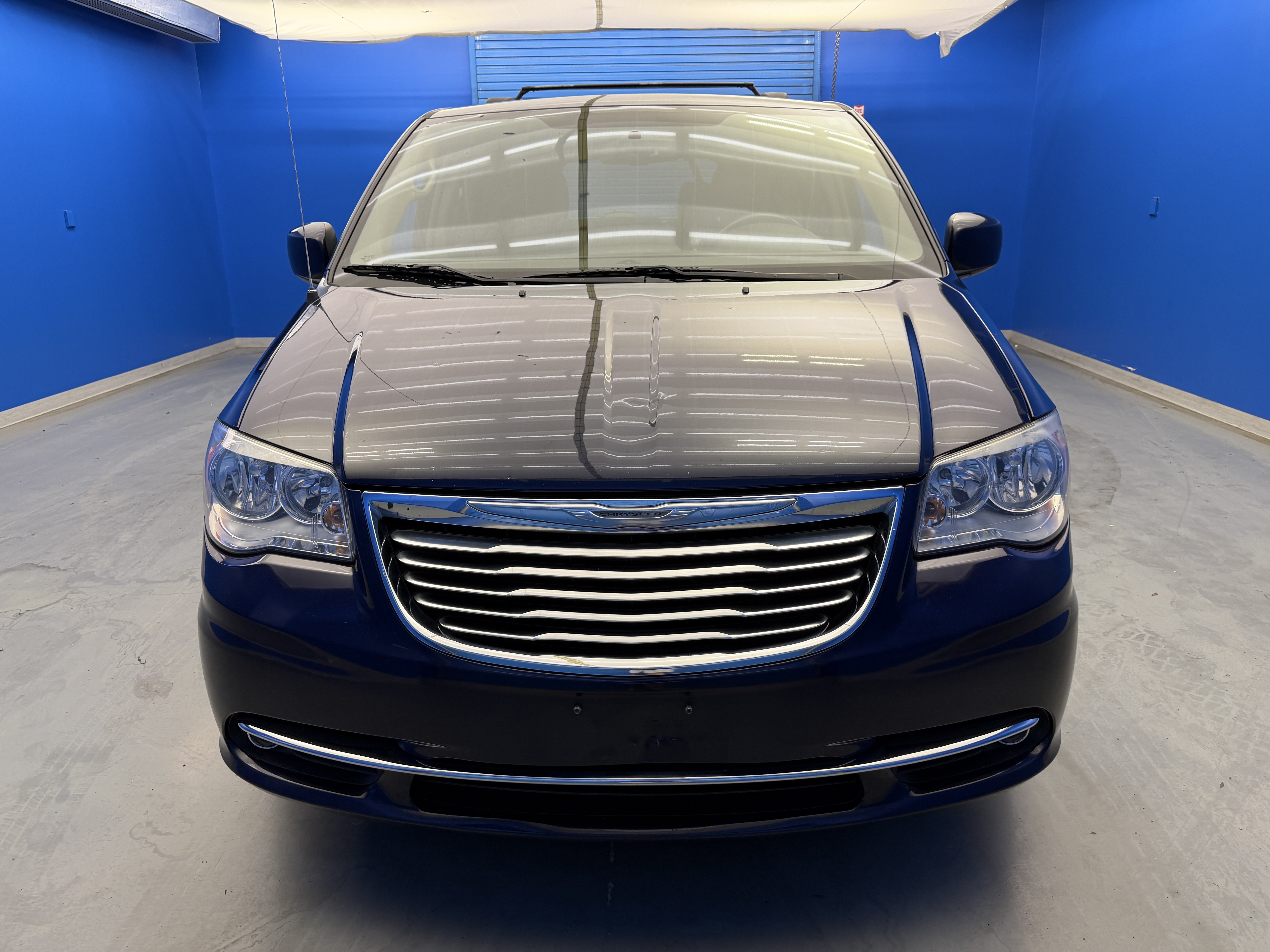 Used 2015 True Blue Pearlcoat Chrysler Touring image 3