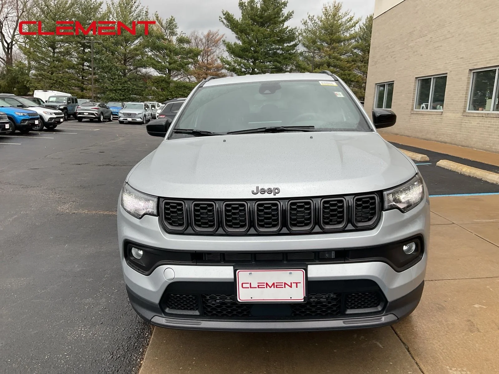 New 2026 Silver Zynith Metallic Clearcoat Jeep Latitude image 3