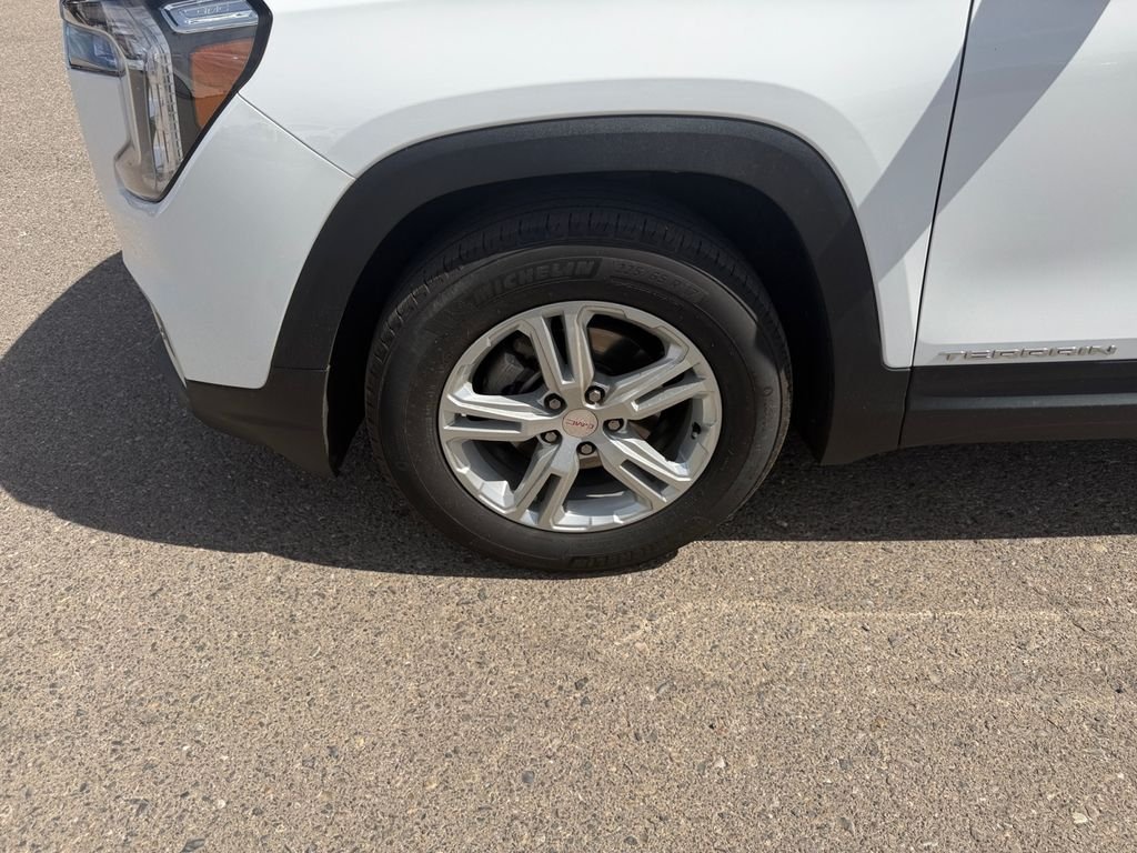 Used 2024 White GMC SLE image 21