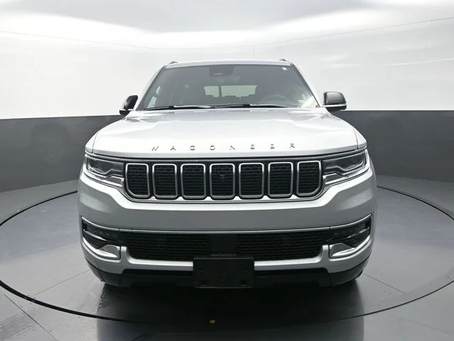Used 2023 Silver Jeep Base image 4