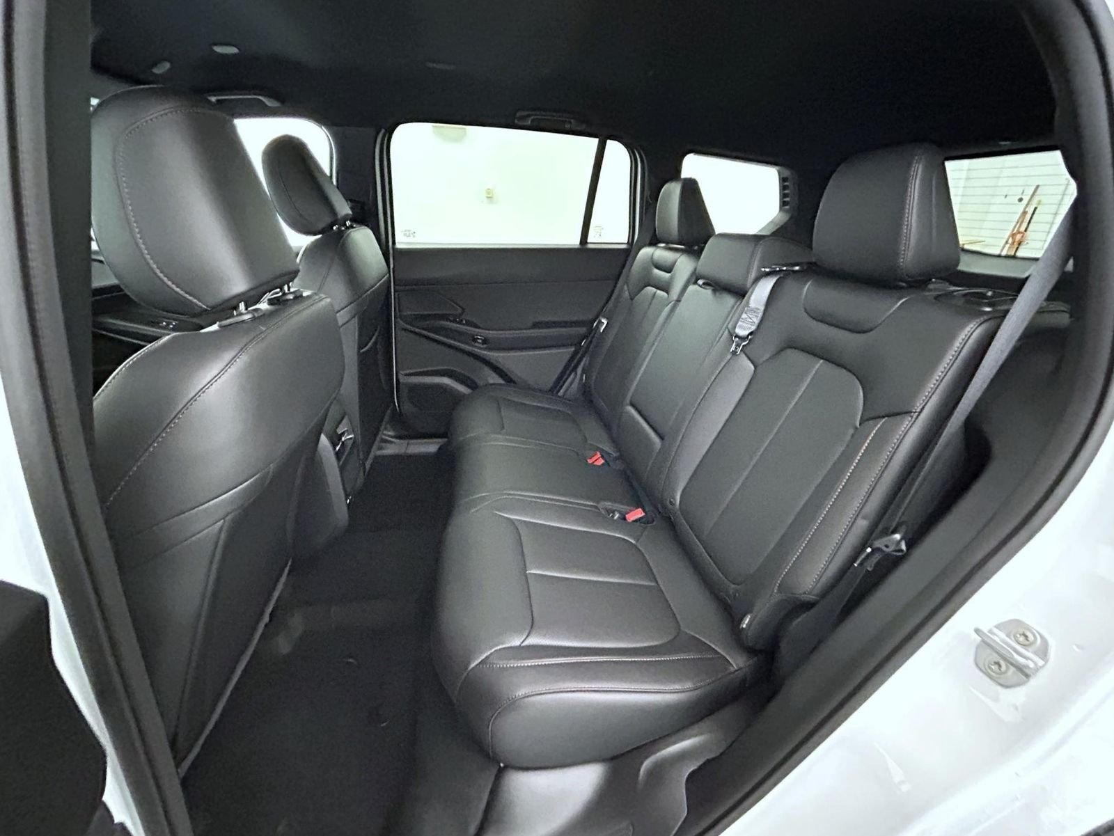 New 2026 Bright White Clear-Coat Exterior Paint Jeep Limited image 19