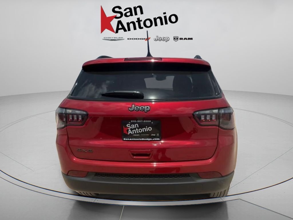 New 2026 Red Hot Pearl-Coat Exterior Paint Jeep Latitude image 12