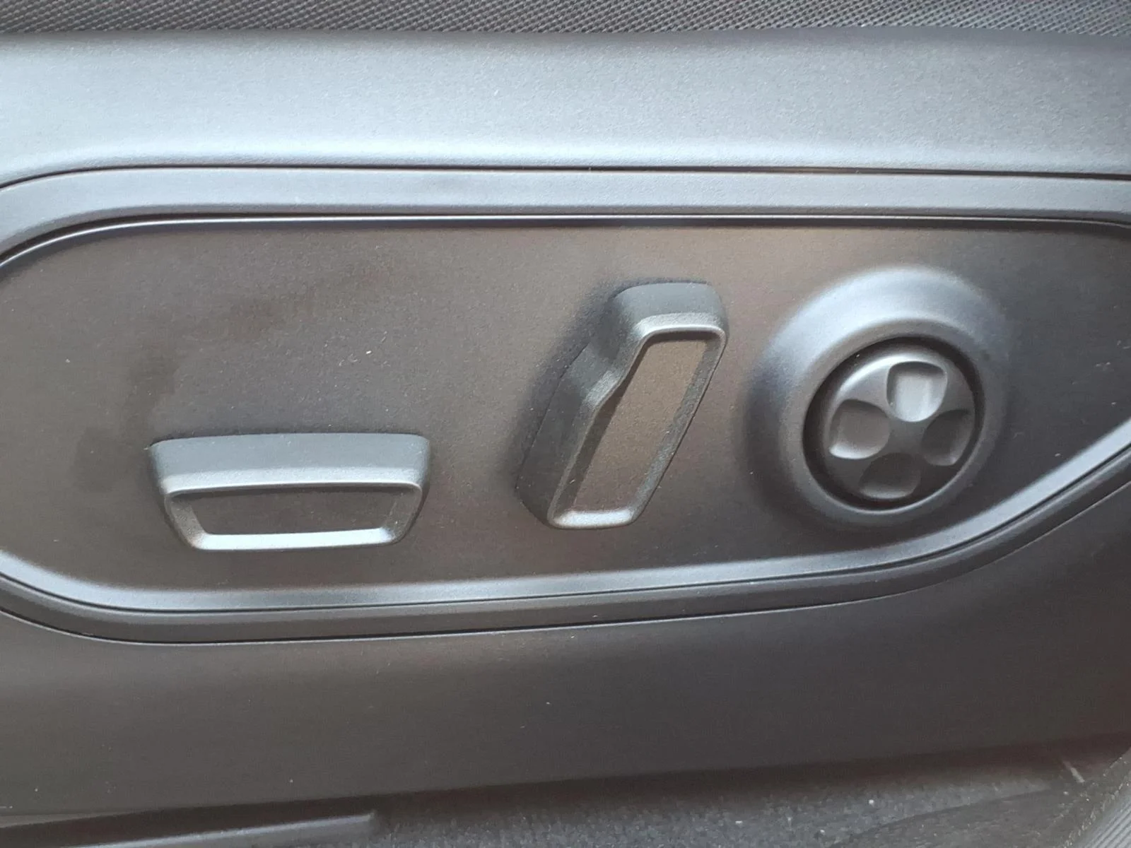 New 2026 Silver Zynith Exterior Paint Jeep Laredo X image 9
