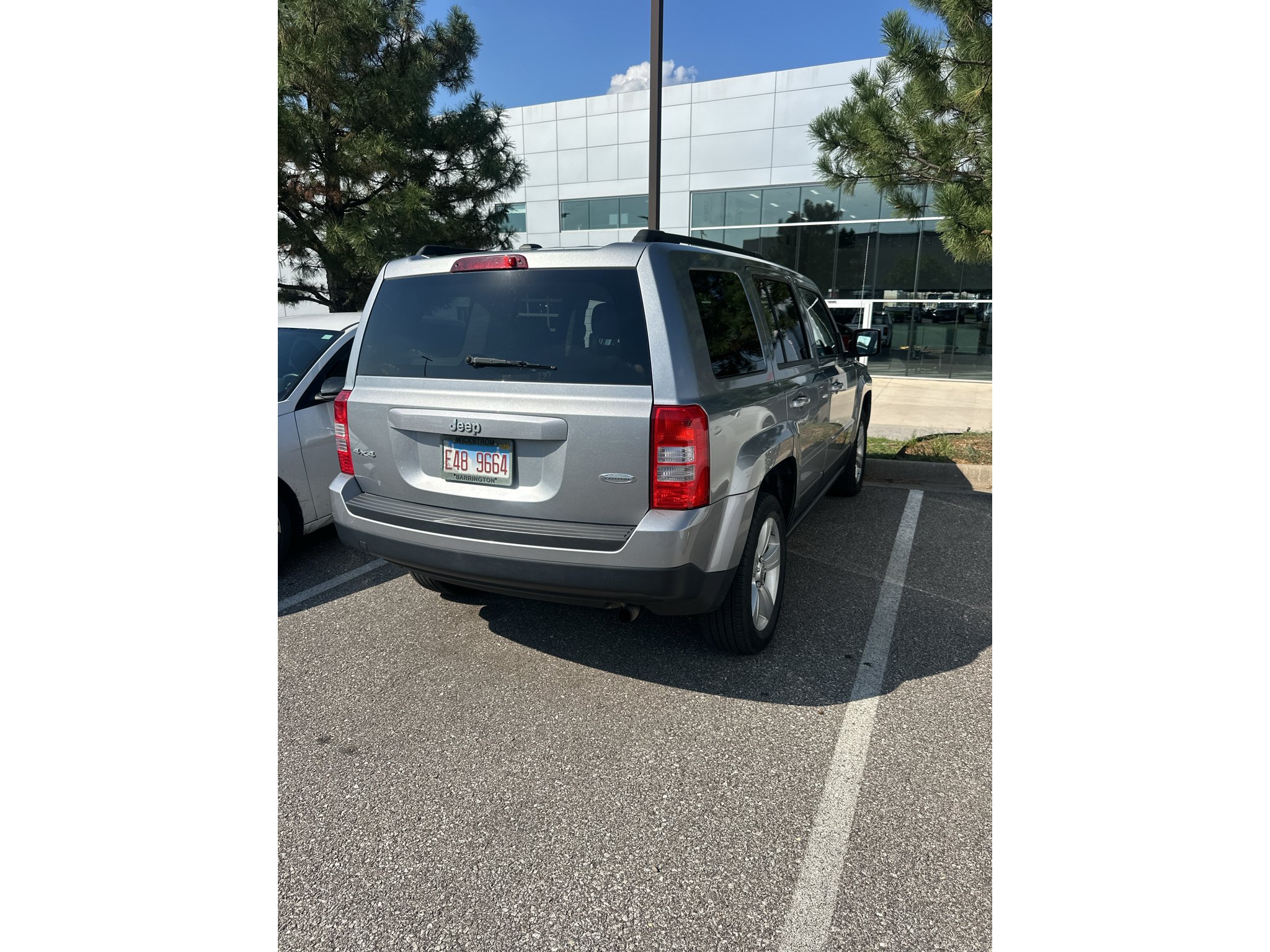 Used 2014 Billet Silver Metallic Clearcoat Jeep Latitude image 3