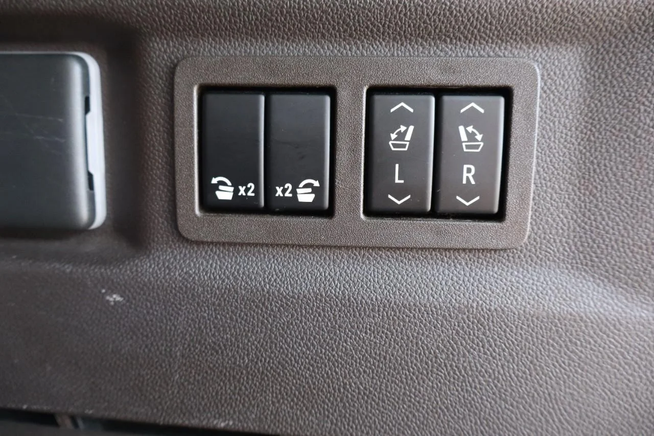Used 2021 White Frost Tricoat GMC Denali image 31