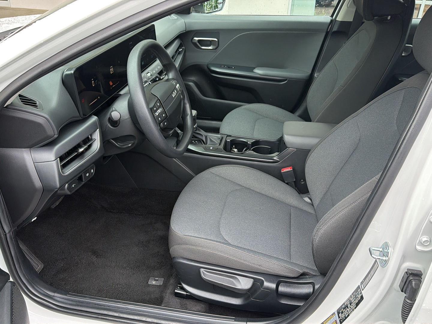 Used 2025 Snow White Pearl Kia LXS image 10
