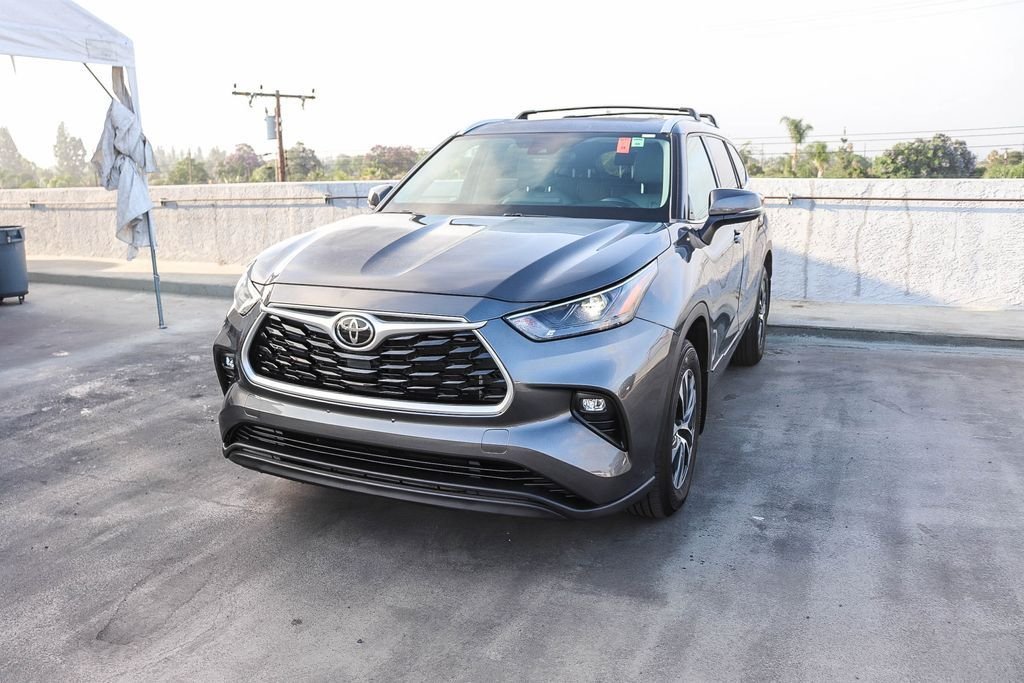 Used 2022 Magnetic Gray Metallic Toyota XLE image 4