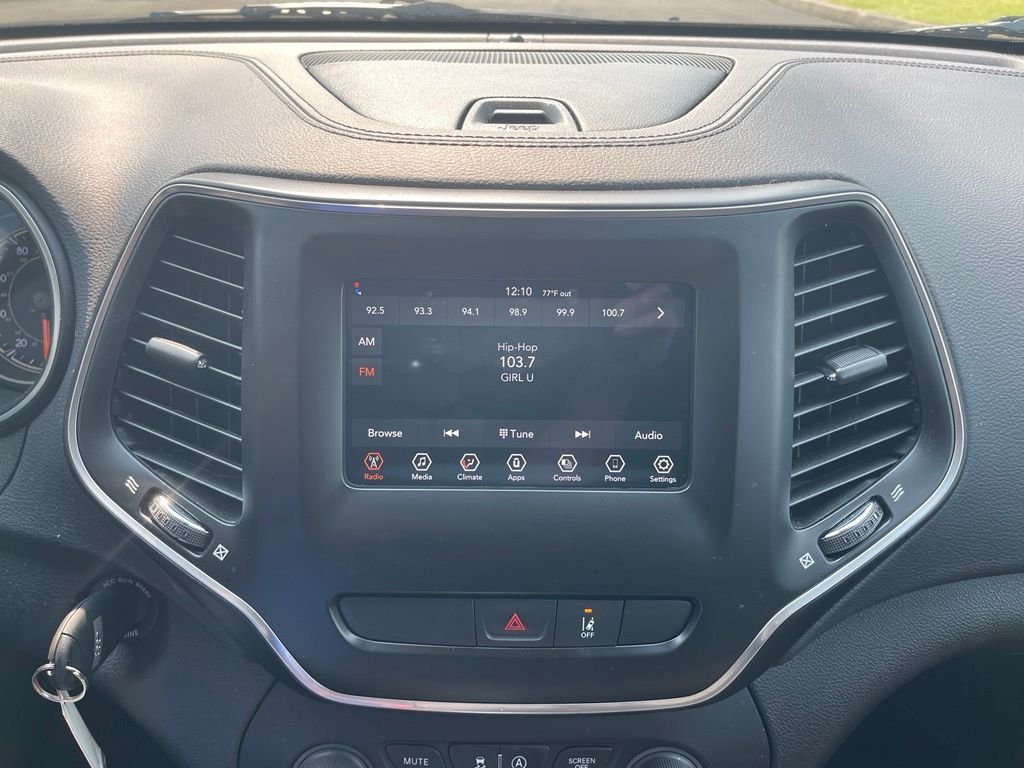 Used 2021 Green Jeep Latitude image 9