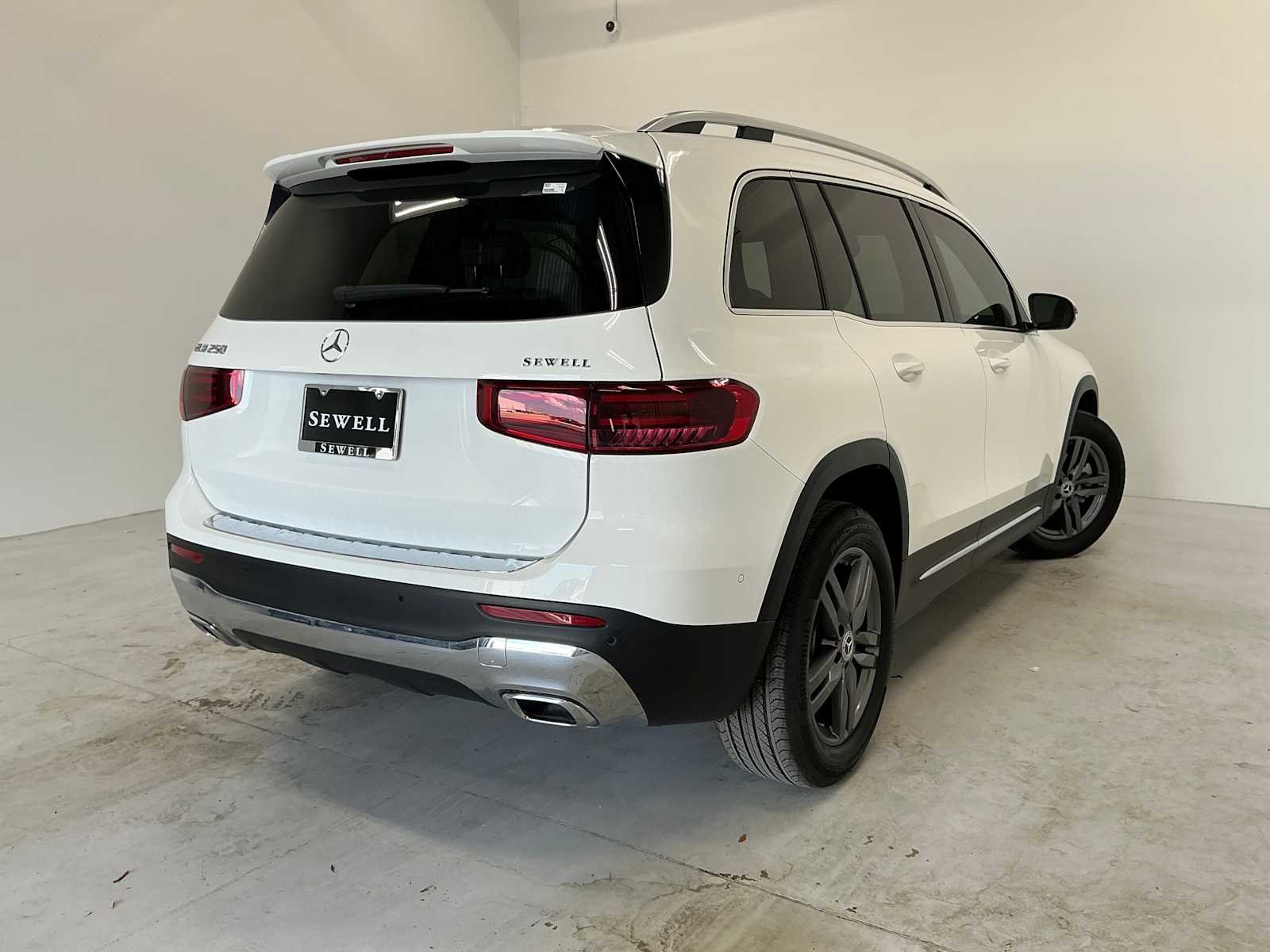 Certified Used 2026 Polar White Mercedes-Benz GLB 250 image 4