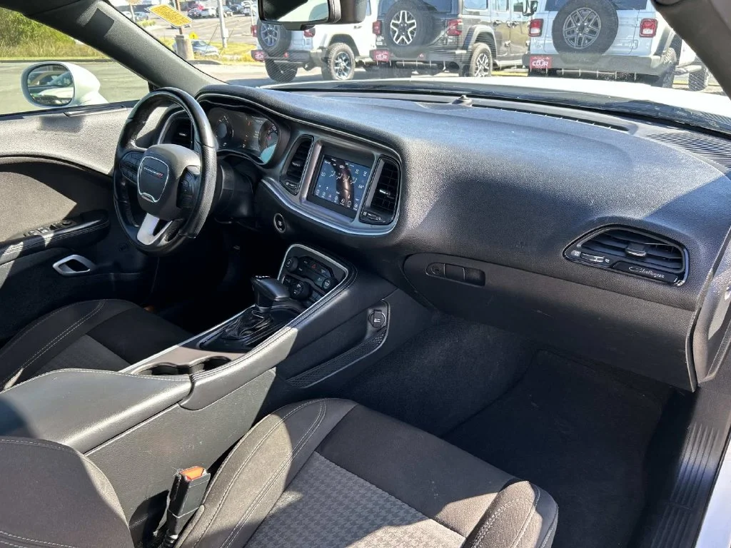 Used 2021 White Dodge SXT image 25