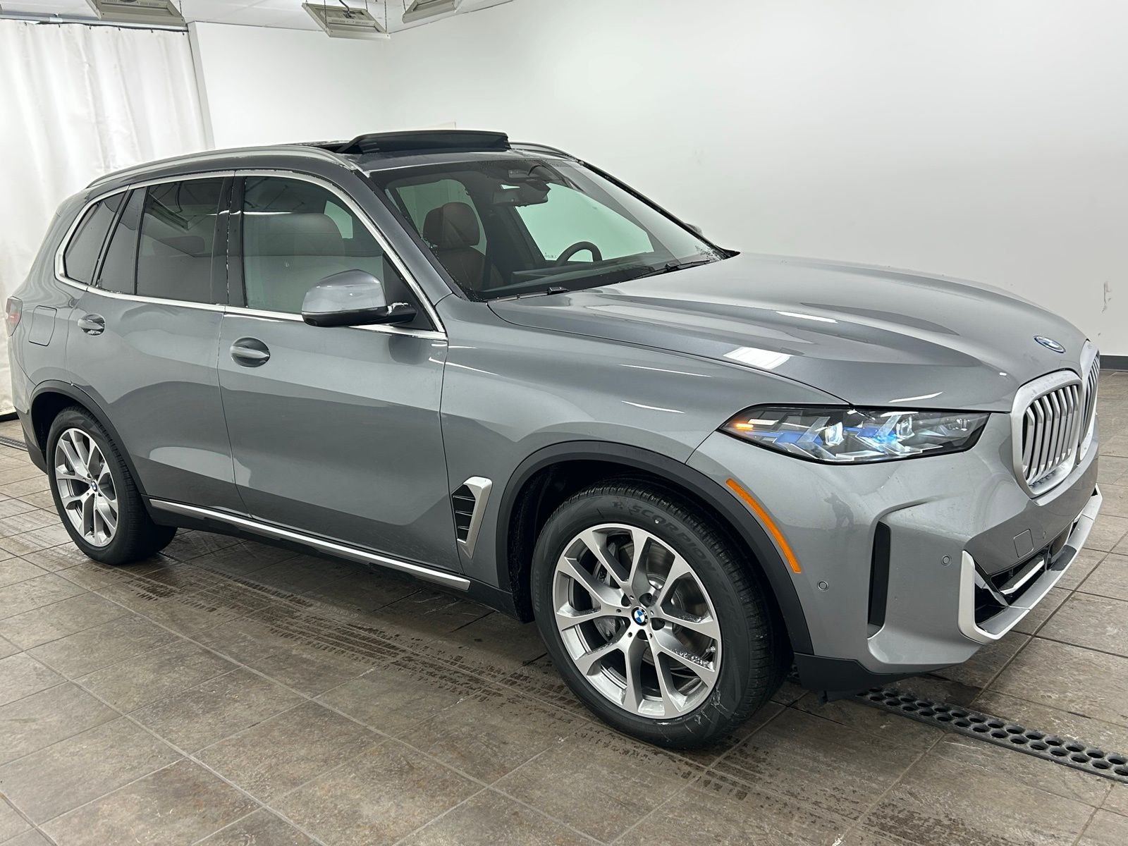 New 2026 Skyscraper Grey Metallic BMW xDrive50e image 6