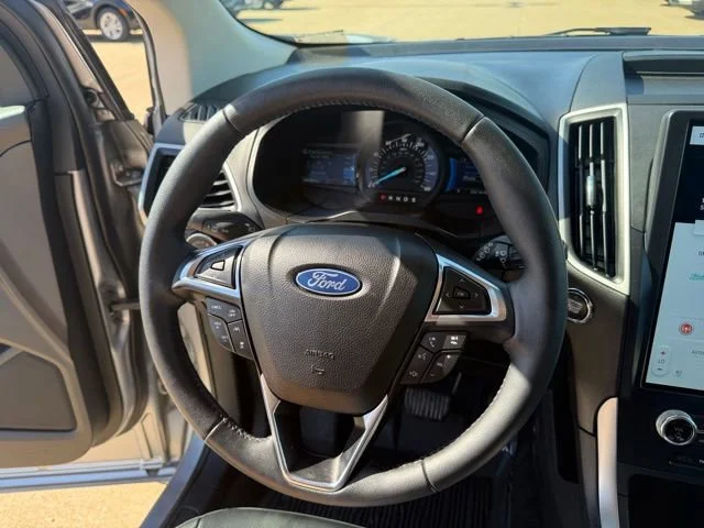Used 2022 Black Ford SEL image 16