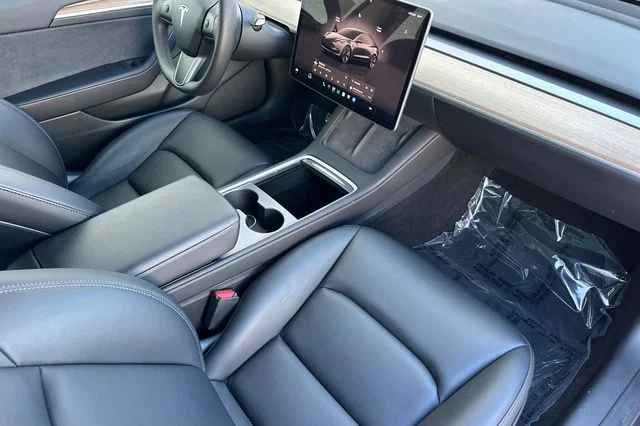 Used 2023  Tesla Base image 17