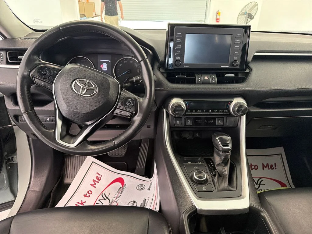 Used 2022  Toyota XLE Premium image 16