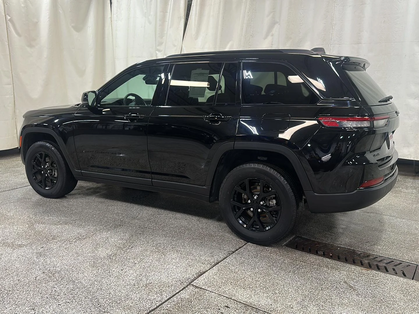 Used 2025 Diamond Black Crystal Pearlcoat Jeep Altitude image 7