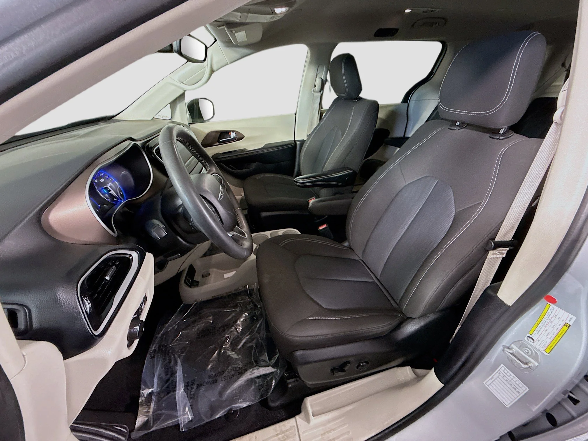 Used 2023 Silver Mist Clearcoat Chrysler LX image 18