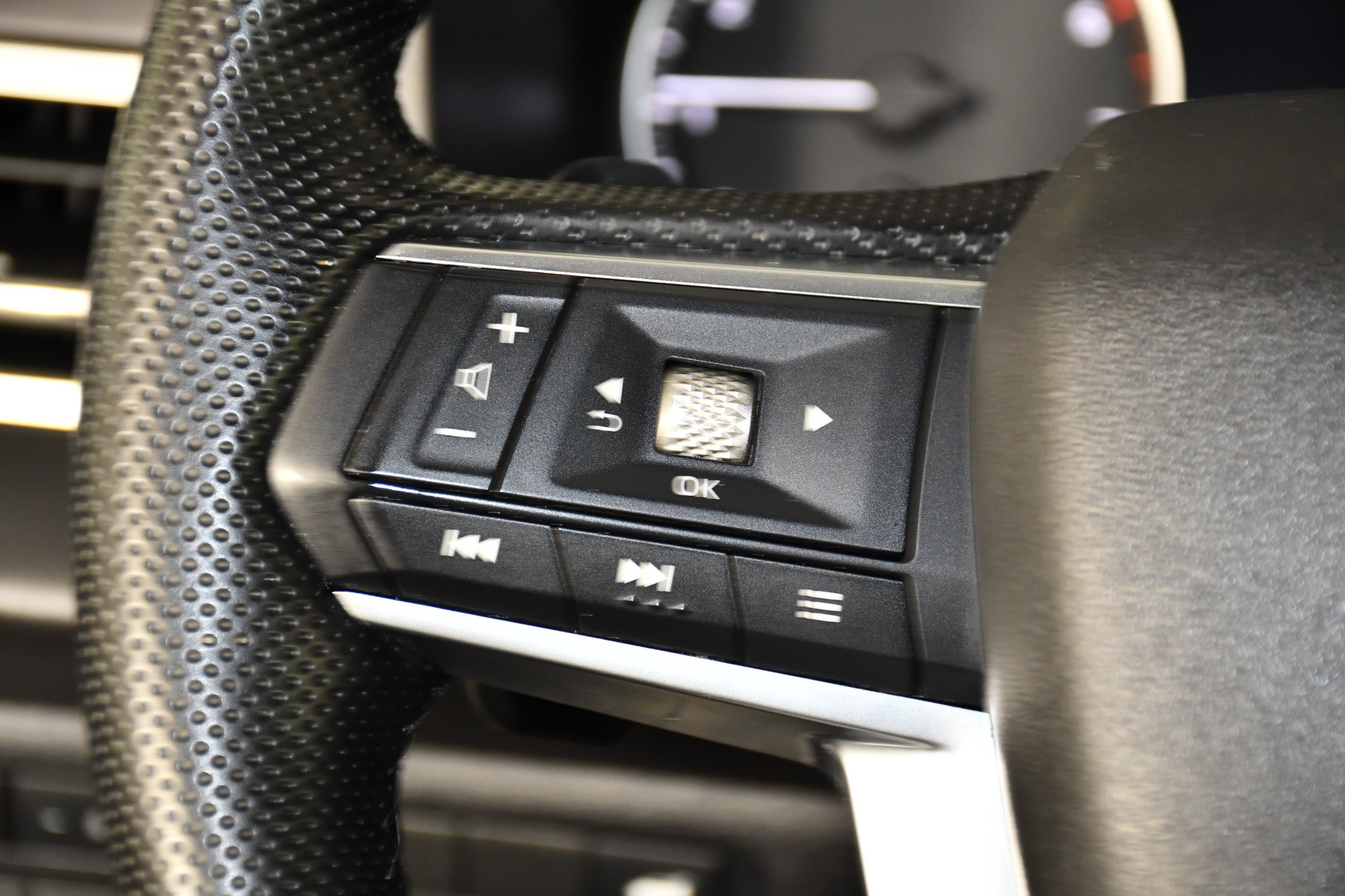 Certified Used 2024 White Diamond Mitsubishi SE image 20