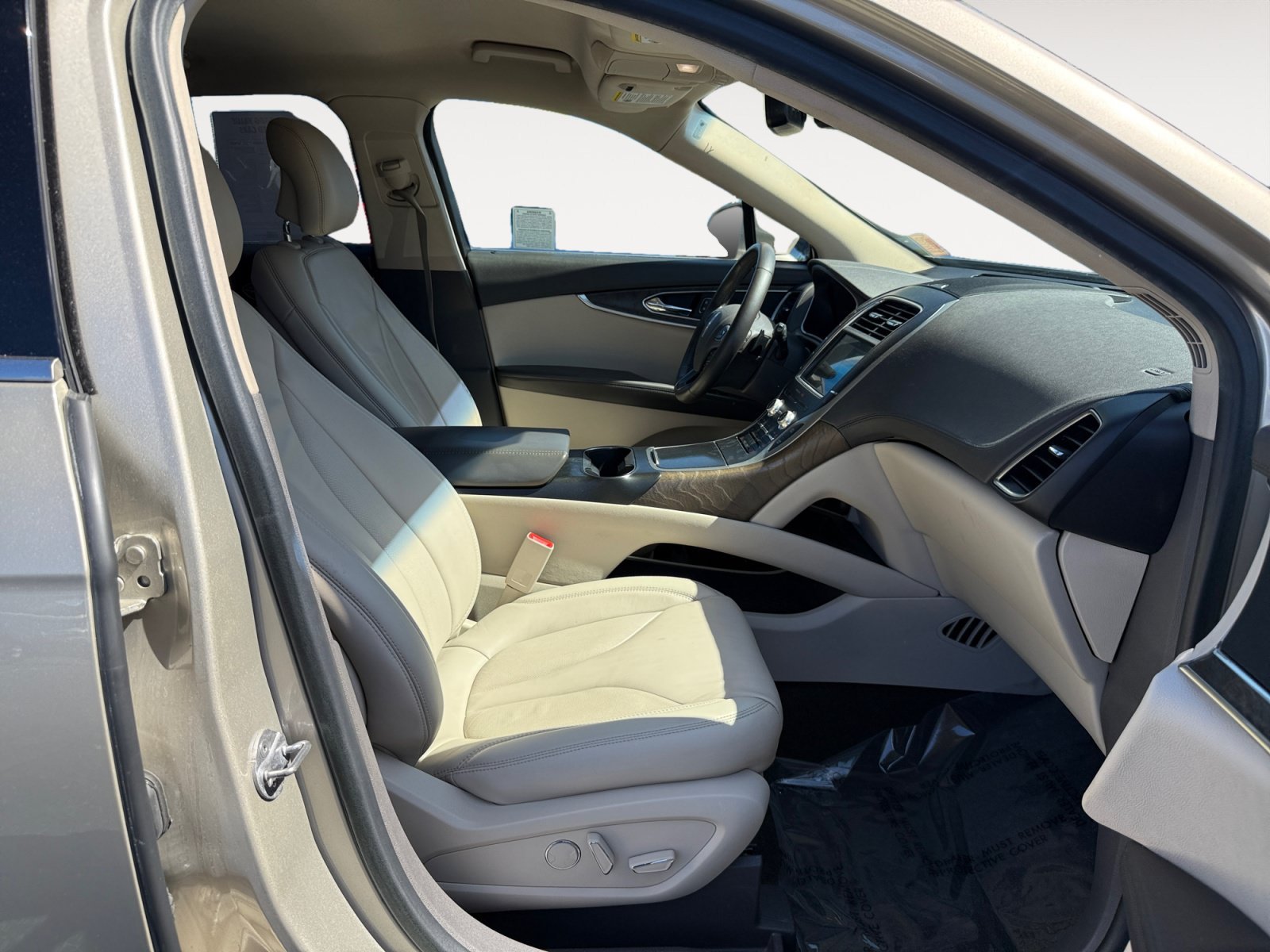 Used 2017 White Gold Metallic Lincoln Select image 19