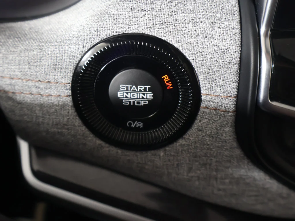 Used 2022 Black Jeep Latitude Lux image 34