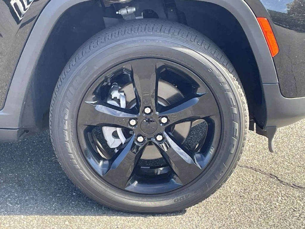Used 2023 Black Jeep Altitude image 10