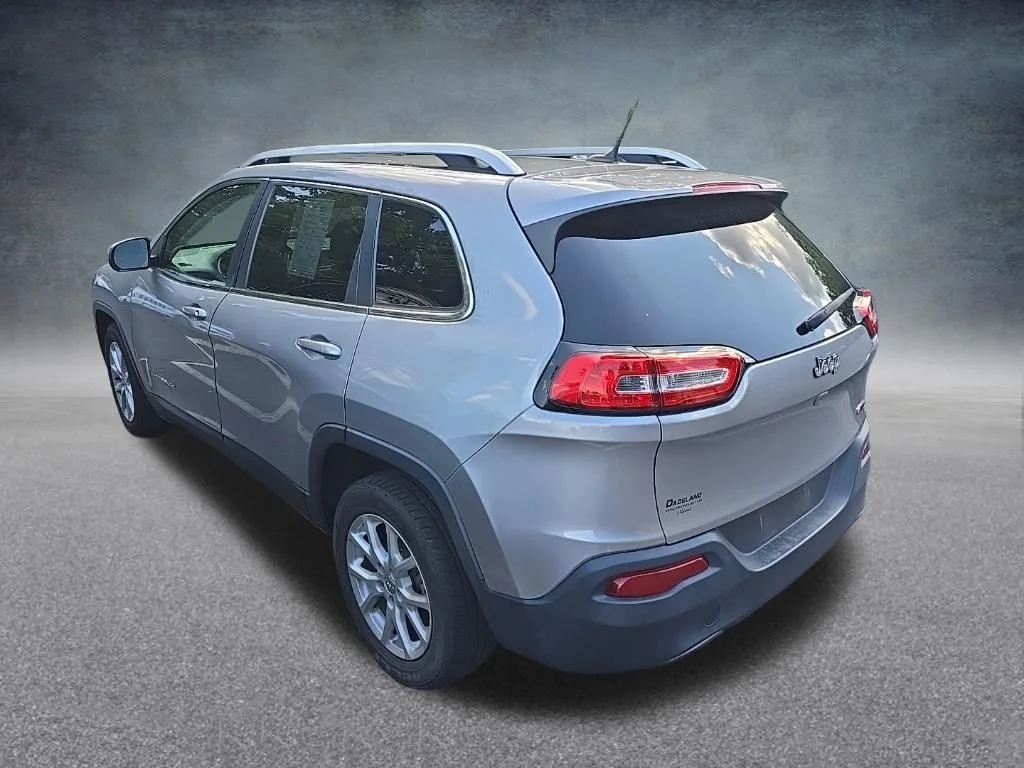 Used 2017 Silver Jeep Latitude image 5