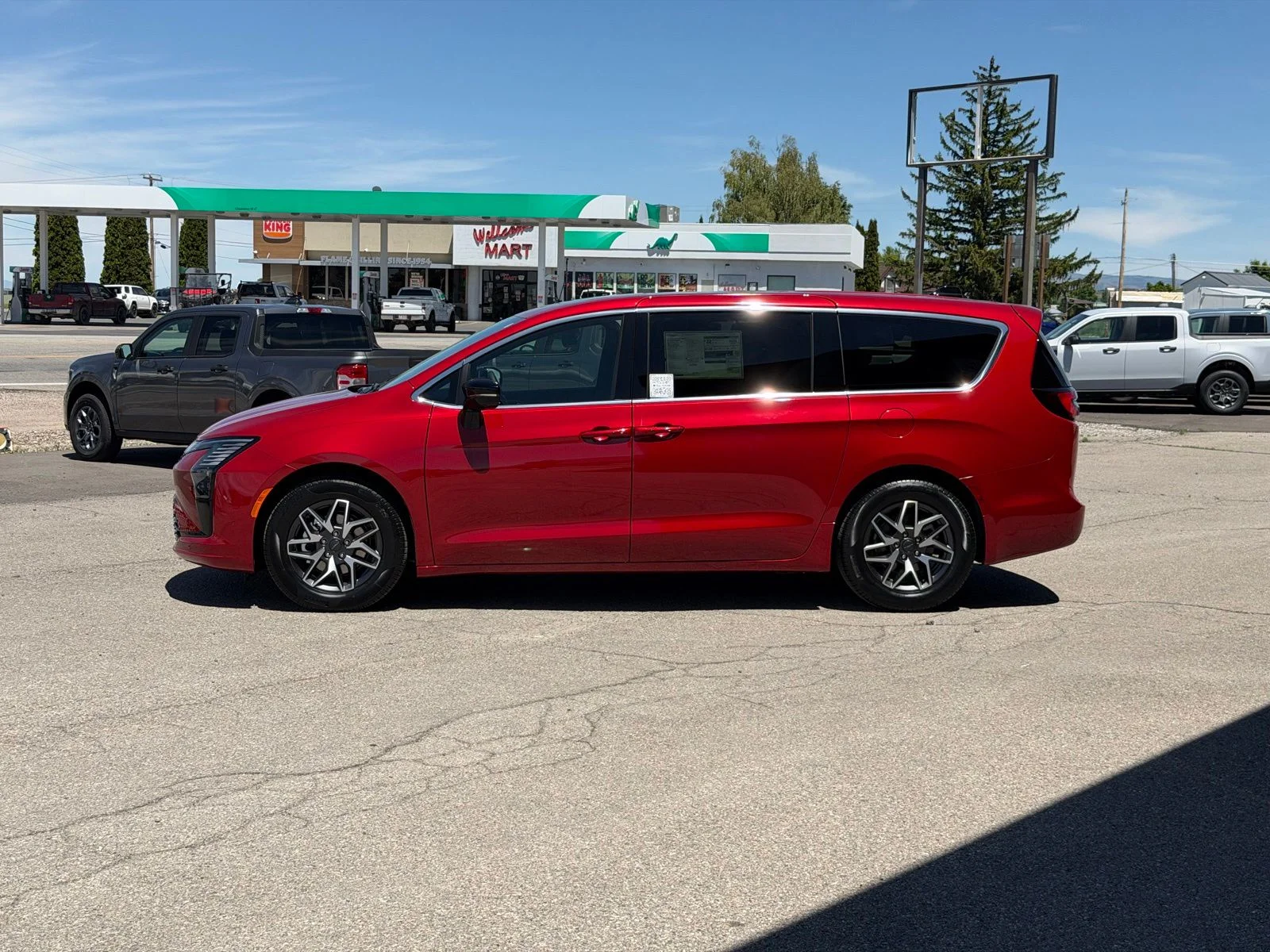 New 2027 Red Hot Pearl-Coat Exterior Paint Chrysler Limited image 11
