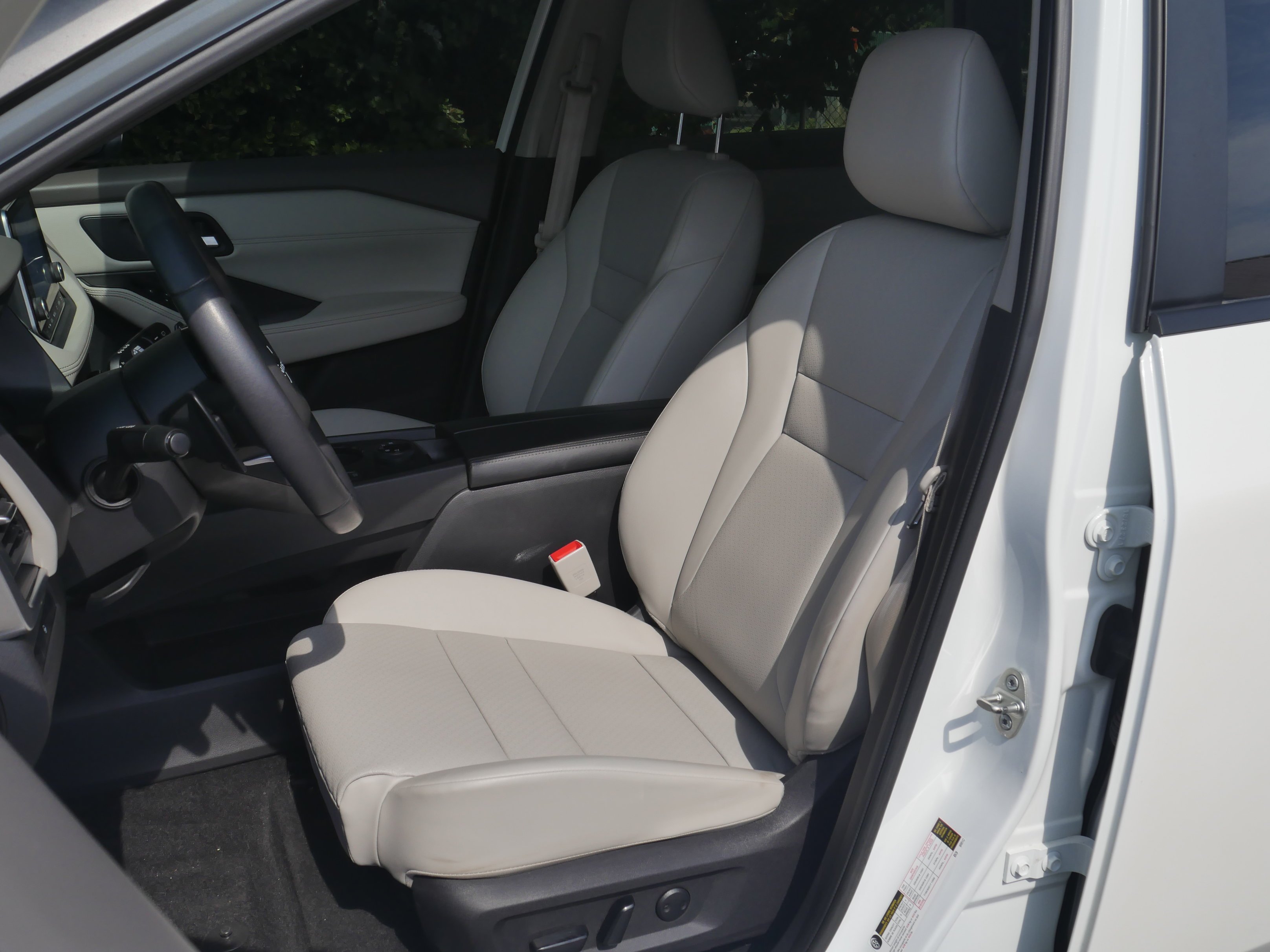 Certified Used 2023 Pearl White Tricoat Nissan SV image 31