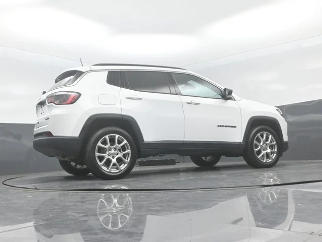 Certified Used 2022 Bright White Clearcoat Jeep Latitude Lux image 24